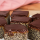 Pecivo brez moke, pripravljeno v pol ure: recept za sočne makove kocke, ki jih boste delali znova in znova