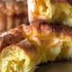Domača specialiteta, ki je boljša kot iz pekarne: razkrivamo recept za hitro različico sirovega bureka, ki se topi v ustih