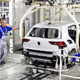 Volkswagen naj bi zaprl najmanj tri tovarne, odpustil več deset tisoč delavcev, ostalim pa znižal plače