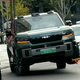 Kaj mu bodo lisice? Kitajski SUV je dvignil kolo in odpeljal po treh!