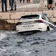 Policist skočil do bankomata, službeni avtomobil pa naravnost v morje