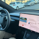Tesla FSD spet po svoje: v coni 30 je vozil povprečno 44 km/h