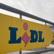 Zdaj se je še Lidl vključil v 'reševanje' globalne naftne krize: med kupce deli bencin, toda vsi niso navdušeni