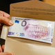Javnosti predstavljen prvi spominski bankovec v Sloveniji