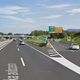 Vozilo zdrsnilo z avtoceste in se prevrnilo, voznik ostal ujet