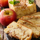 Naš najljubši jesenski RECEPT: Poskusi ta odličen cimetov kruh z jabolki 🍎