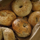 RECEPT: Te slastne newyorške bagle pripraviš v le 10 minutah (in iz le 4 sestavin)