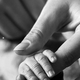 Znana Slovenka razkrila tragično zgodbo: Le nekaj dni po rojstvu sina z dvema otrokoma ostala sama