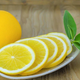 Trik, ki ga nujno potrebuješ: Nareži limono in jo postavi na nočno omarico - preveri, zakaj