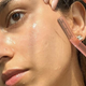 'Face shaving' ali 'dermaplaning': Vse, kar moraš vedeti, če ga želiš preizkusiti
