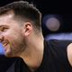 Luka Dončić na tekmo v Dallasu prispel z osebo, ki mu je zelo ljuba (in ne, tokrat ni bila Anamaria)