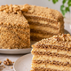 Pozabljena torta iz Jugoslavije ponovno osvaja sladokusce: recept naših babic, ki ga je vredno obuditi
