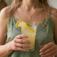 7 stvari, ki se zgodijo v vašem telesu, če vsako jutro kavo zamenjate z limonado
