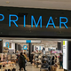 Primark navdušil s poceni izdelki, ki močno spominjajo na priljubljeno modno znamko