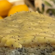 Osvežilni kolač z limono in makom je popolna poletna sladica (in pripravljen je brez kompliciranja)