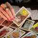 Ne razmišljajte predolgo: prva tarot karta, ki vas pritegne, skriva sporočilo za vas