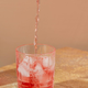 Lambrusco spritz: presenetljiva italijanska različica spritza, ki jo letos odkrivajo ljubitelji aperitivov