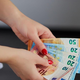 7 vsakodnevnih napak, zaradi katerih zapravite več, kot bi morali (večina ljudi se jih sploh ne zaveda)