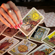Kaj trenutno privlačite v svoje življenje? Izberite tarot karto in preverite!