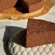 Torta iz samo dveh sestavin je nekaj najboljšega, kar boste jedli to poletje (recept brez peke)