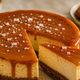 Iščete popolno sladico za posebne priložnosti? Poskusite cheesecake s slano karamelo, tudi za vse poznavalce bo tole prijetno presenečenje