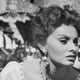 Vsi so čisto navdušeni nad nostalgičnim modnim trendom, ki se imenuje "nonna" moda: oponaša videz italijanskih babic, ki ni niti malo "nonast"
