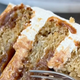 To je recept za bananino torto s cimetom, ki spominja na pravkar pečene cimetove rolice