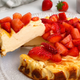 Recept za božansko jogurtovo torto iz le 4 sestavin, ki jo bomo jedli še dolgo v jesen (in to brez slabe vesti!)
