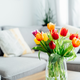 Upoštevajte ta cvetličarski nasvet, da se tulipani v vazi ne bodo povesili