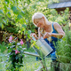 Iznajdljivi trik z žlico za lažje zalivanje vrta