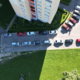 Svetovalnica: Ali mi lahko redar napiše kazen, če parkiram na skupni zelenici pred blokom – in kako sploh urediti parkirišča?