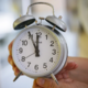 Kmalu bomo premaknili uro na poletni čas – pa je to še smiselno?