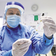 Protikoronsko cepivo: z »ostanki« bodo na Onkološkem inštitutu cepili svojce zaposlenih