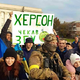 #video V Hersonu ukrajinske vojake pričakali navdušeni prebivalci