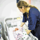 Nadomestno materinstvo v Ukrajini: Starši ne morejo do svojega novorojenčka