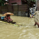 Poplave v Indiji in Bangladešu terjale več deset življenj