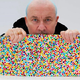 Damien Hirst bo sežgal več tisoč svojih slik