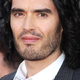 Russell Brand: Nenadoma na zatožni klopi medijev