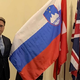 Zastava Slovenije pred vrati VS