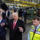 Trump med obiskom Fordove tovarne pokazal sredinec: Bela hiša potezo označila za »primeren odziv«