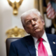 Trumpa ujeli med spanjem na seji vlade: »Bilo mi je le dolgčas«