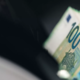 V predelanem minibus našli gotovine za milijon evrov. Kdo je pravi lastnik?