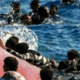 V brodolomu plovila pred obalo Džibutija umrlo 109 migrantov, številne pogrešajo