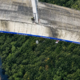 (VIDEO) Visoko nad reko preplezal 600 visečih prečk pod znamenitim mostom,