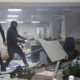 Albanijo pretresajo nasilni protesti, v Tirani v vladna poslopja letelo kamenje