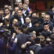 (VIDEO) Pretep v armenskem parlamentu: med sejo so zapele pesti