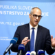 Minister pred kamerami zanikal sporni zakon, nato pa ga je sam potegnil iz mape