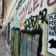 »Niti en teden ni minil, pa se je na fasadi že pojavil prvi napis«: Za prenovo plačal 15 tisočakov, zdaj pa nemočen opazuje grafite