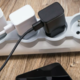 Mit o polnilcih v vtičnici: koliko elektrike v resnici porabijo?