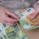 Slovenci sedimo na več kot 100 milijardah evrov, denar pa vse manj hranimo le v bankah